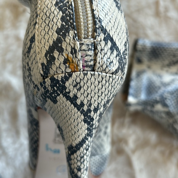 Snake skin pointed toe booties, size 6 🐍 - Picture 11 of 11